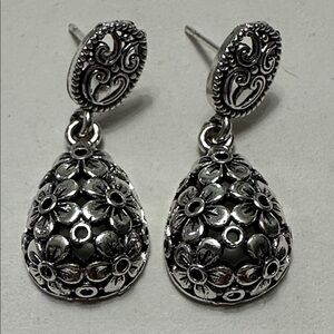🧡Silver Toned Small Floral Drop Earrings🧡